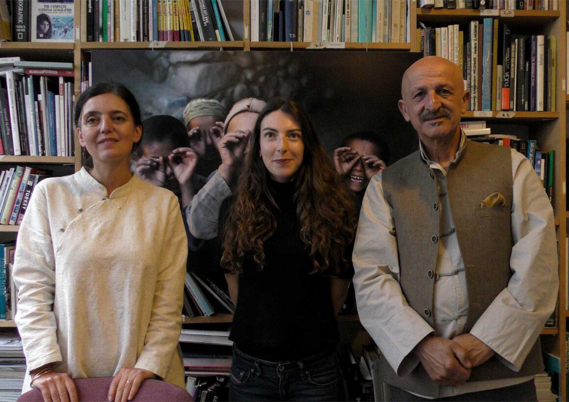 Rachel-et-Reza-Deghati---au-centre-Laura-Samori_02 Rachel et Reza Deghati, au centre, Laura Samori