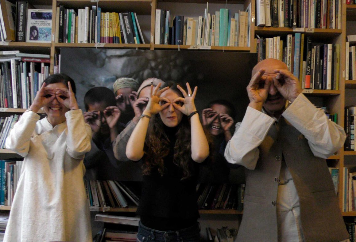 Rachel-et-Reza-Deghati---au-centre-Laura-Samori_02_02 Un clin d'œil à l'une des photographies les plus célèbres de Reza. à Rachel et Reza Deghati, au centre, Laura Samori