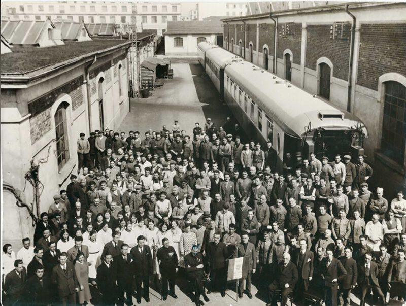 L’ensemble du personnel des ateliers de Milan-Greco (Italie). Cozza, 1933