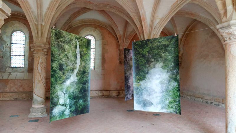 Les photos accrochées sont de Kim Boske