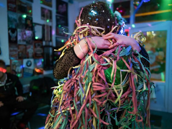 Crédit visuel : Colfontaine fraternel - Réveillon à La Capsule, 2018. Laure Vouters Réveillon à La Capsule (New Year’s Party at La Capsule), from the series ‘Colfontaine fraternal’, 2018. Laure Vouters.