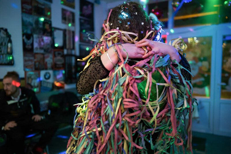 Crédit visuel : Colfontaine fraternel - Réveillon à La Capsule, 2018. Laure Vouters Réveillon à La Capsule (New Year’s Party at La Capsule), from the series ‘Colfontaine fraternal’, 2018. Laure Vouters.